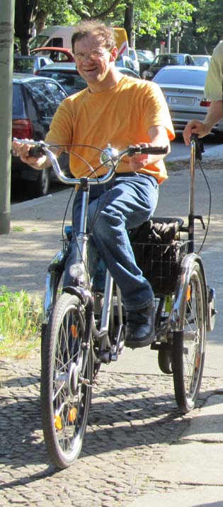 Martin auf dem Dreirad (Juni 2011)
